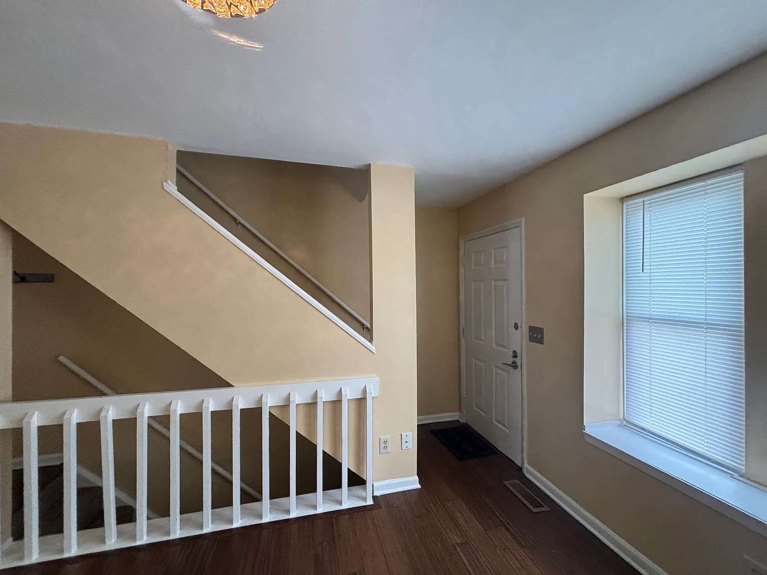 2 bed, 857 sqft, $1,600 — Photo 3
