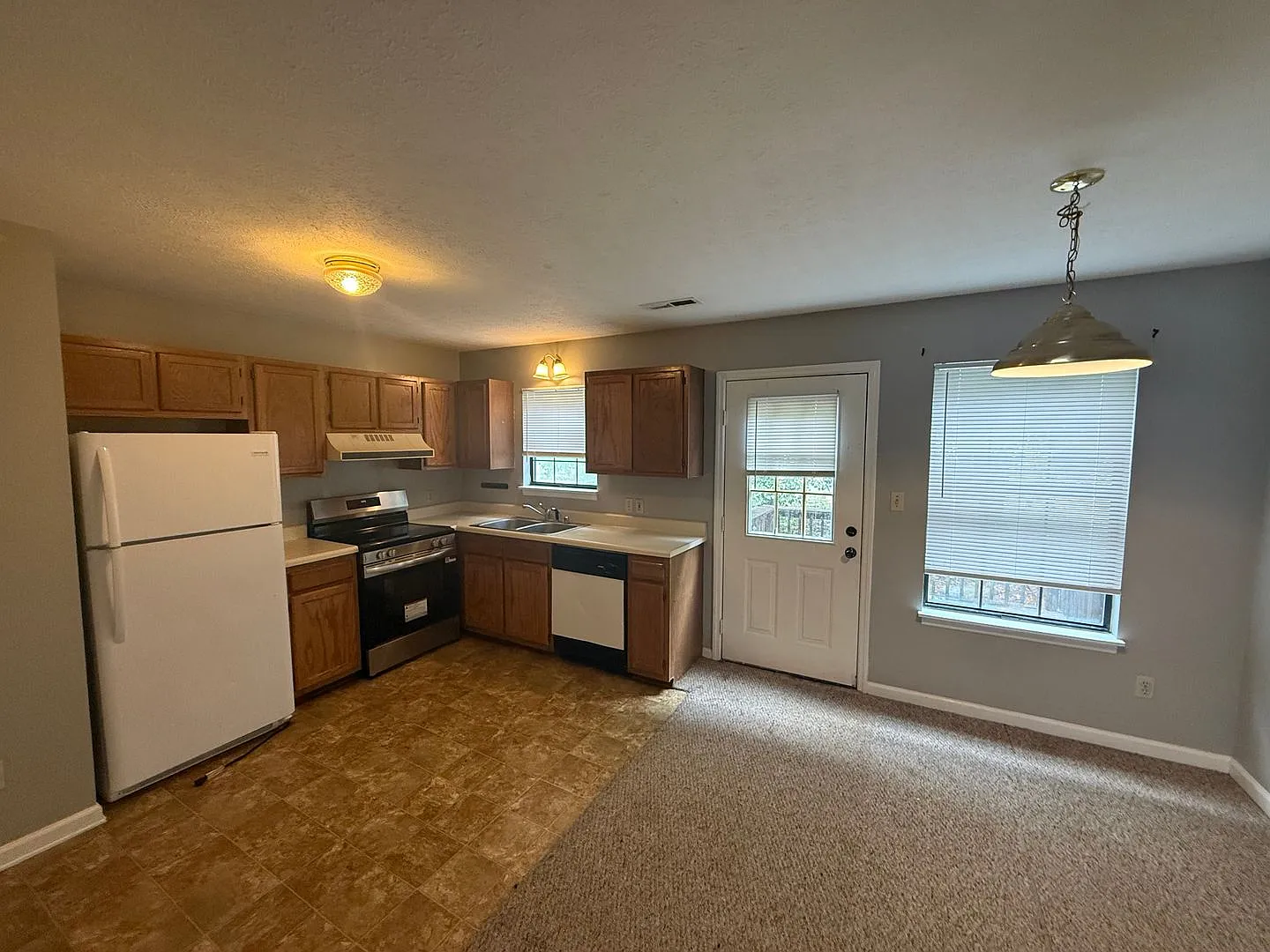 **2050 Clover Court** — Photo 4