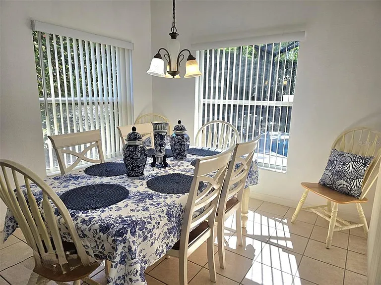 1027 Balmoral Dr — Photo 5
