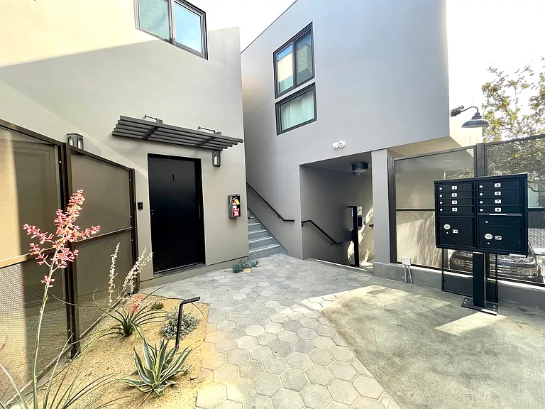1657 Malcolm Ave — Photo 23