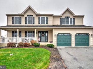 4 Crestview Dr, Sinking Spring, PA 19608
