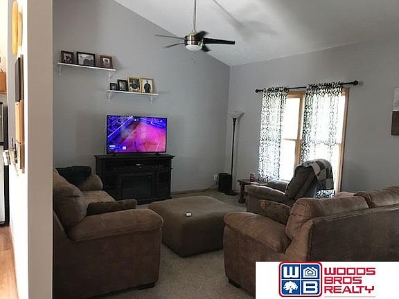 3rd image of 1131 W Burt Dr