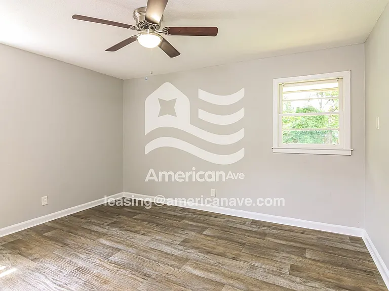 1072886_009_main_bedroom_9.jpg