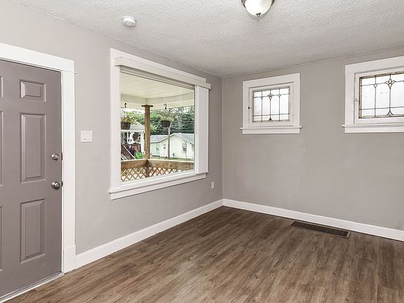 3rd image of 135 W Arlee Ave