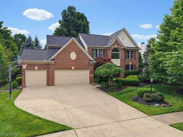 15295 Old Oak Dr, Strongsville, OH 44149