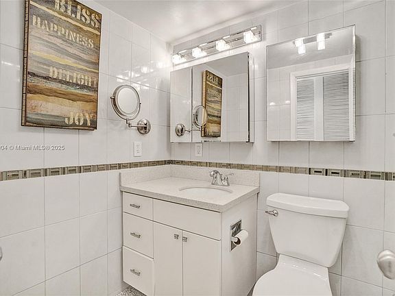 5th image of 441 Collins Ave APT 4
