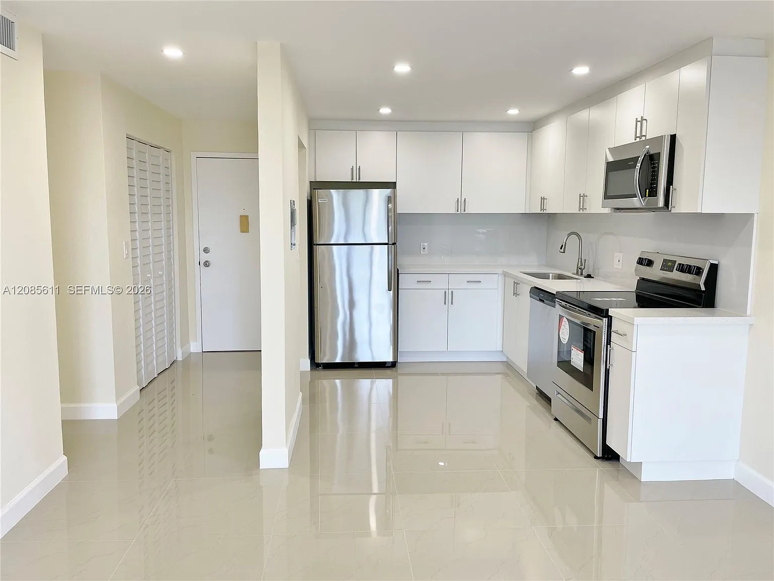 Woodside Apts Condo — Photo 1