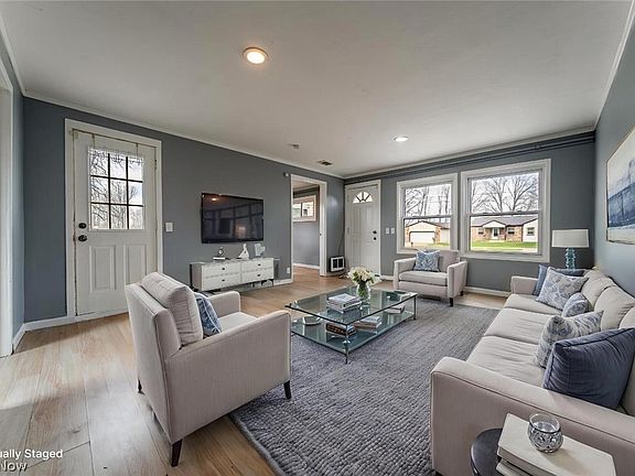 3rd image of 36094 Home Crest Dr