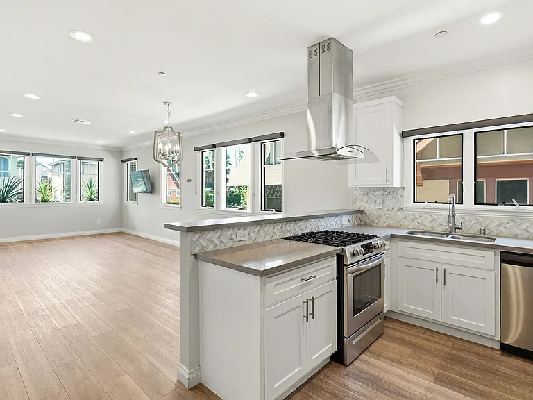 1822 S Harvard Blvd — Photo 5
