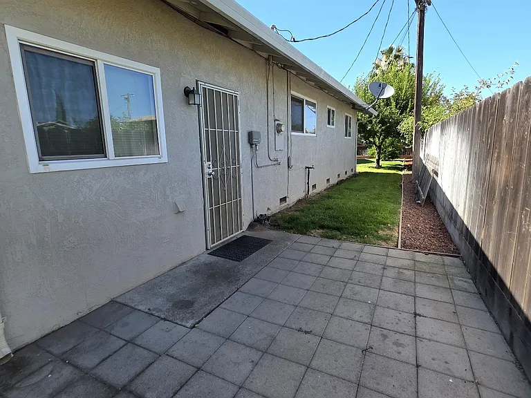 422 N Acacia Ave — Photo 11