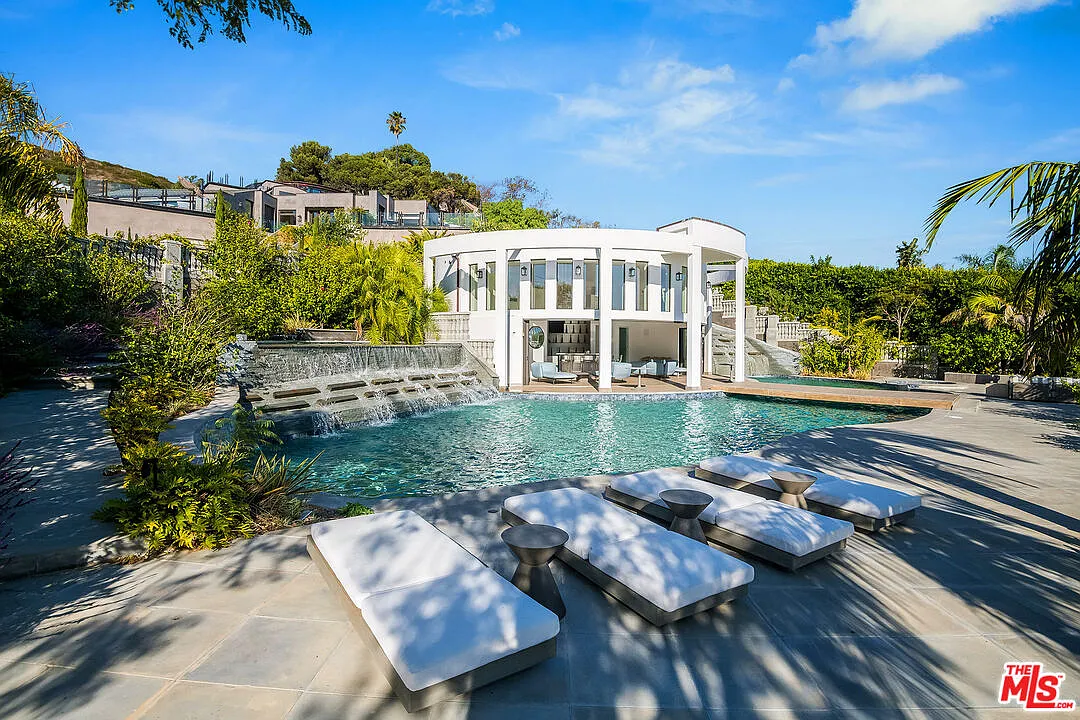7 bed, 13.0 bath, 12000 sqft, $80,000 — Photo 2