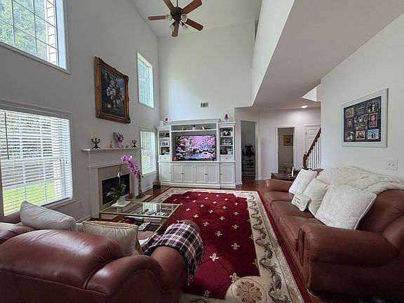 2nd image of 1927 Longmont Dr