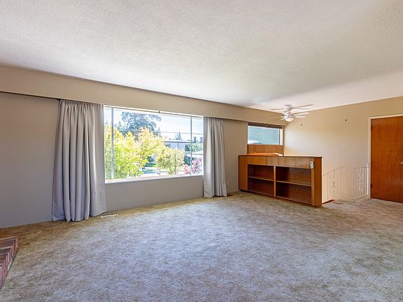 5th image of 3371 Vincent St