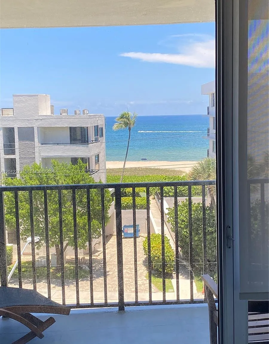 2 bed, 2.0 bath, 1338 sqft, $4,700 — Photo 3