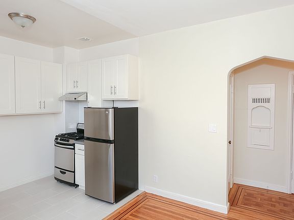 3rd image of 915 Pierce St #102