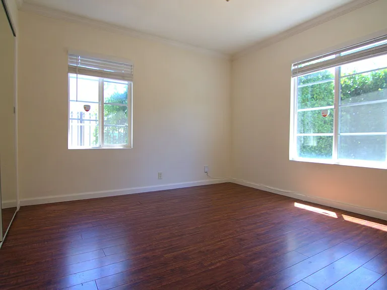 6730 Balboa Blvd — Photo 11