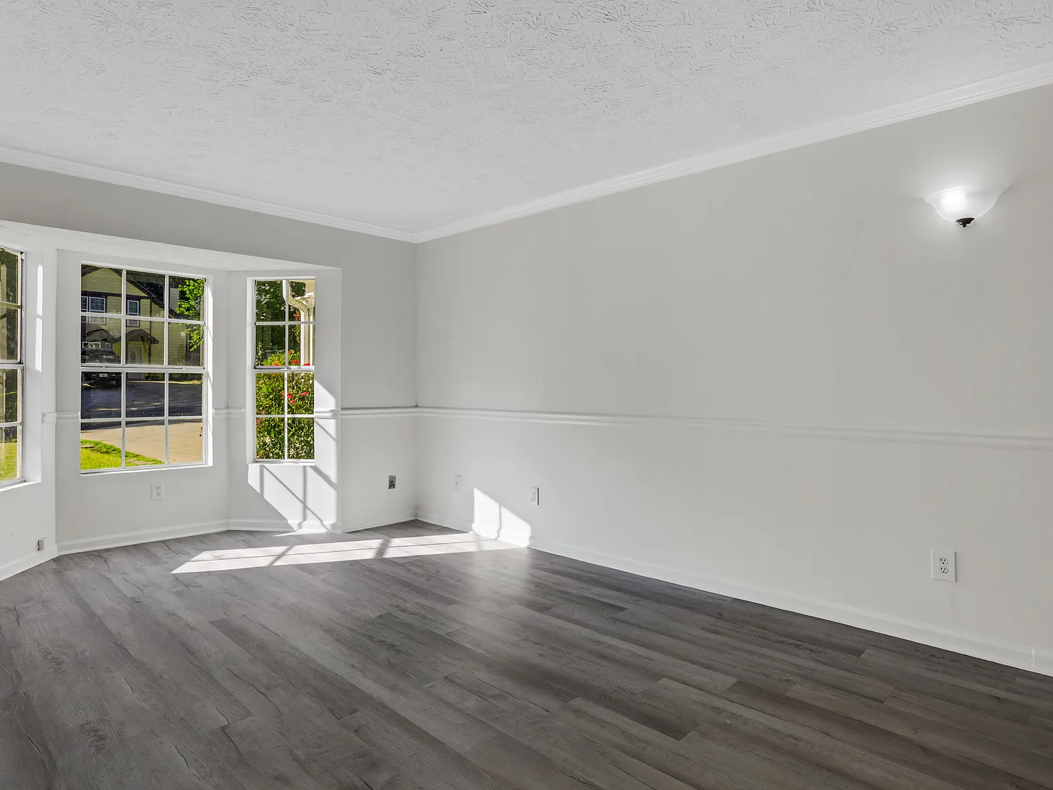 3 bed, 2.5 bath, 1436 sqft, $2,200 — Photo 2