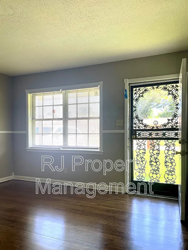 3 bed, 1.5 bath, 1064 sqft, $1,150 — Photo 4