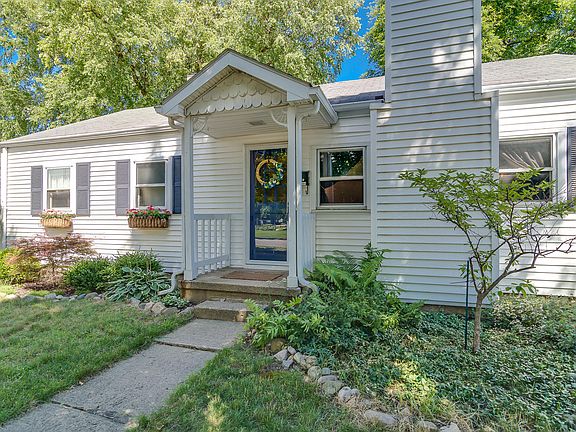 5th image of 444 N Esther St