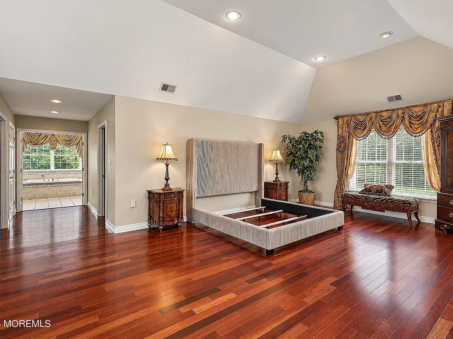 5 bed, 3.5 bath, 4035 sqft, $7,300 — Photo 4