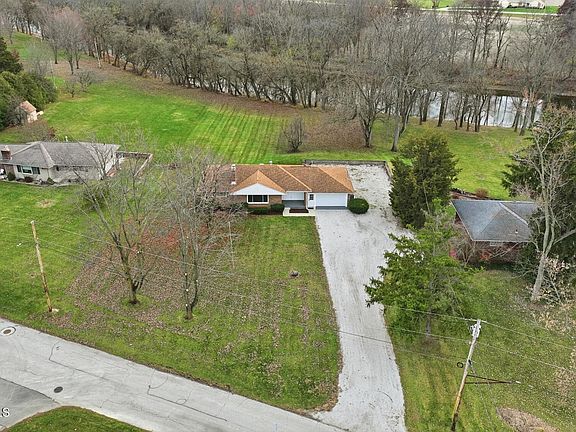 3rd image of 421 Parklane Dr
