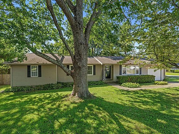 2nd image of 821 Gentry Ln