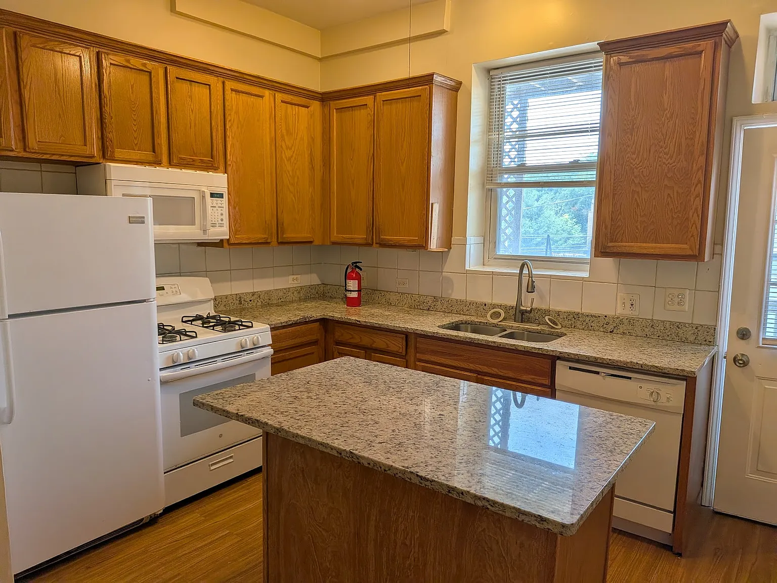 4 bed, 1300 sqft, $2,800 — Photo 2