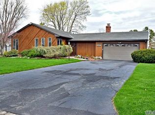 7 Windward Ln, Commack, NY 11725