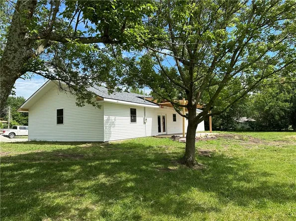 112 N Central St, Chilhowee, MO 64733