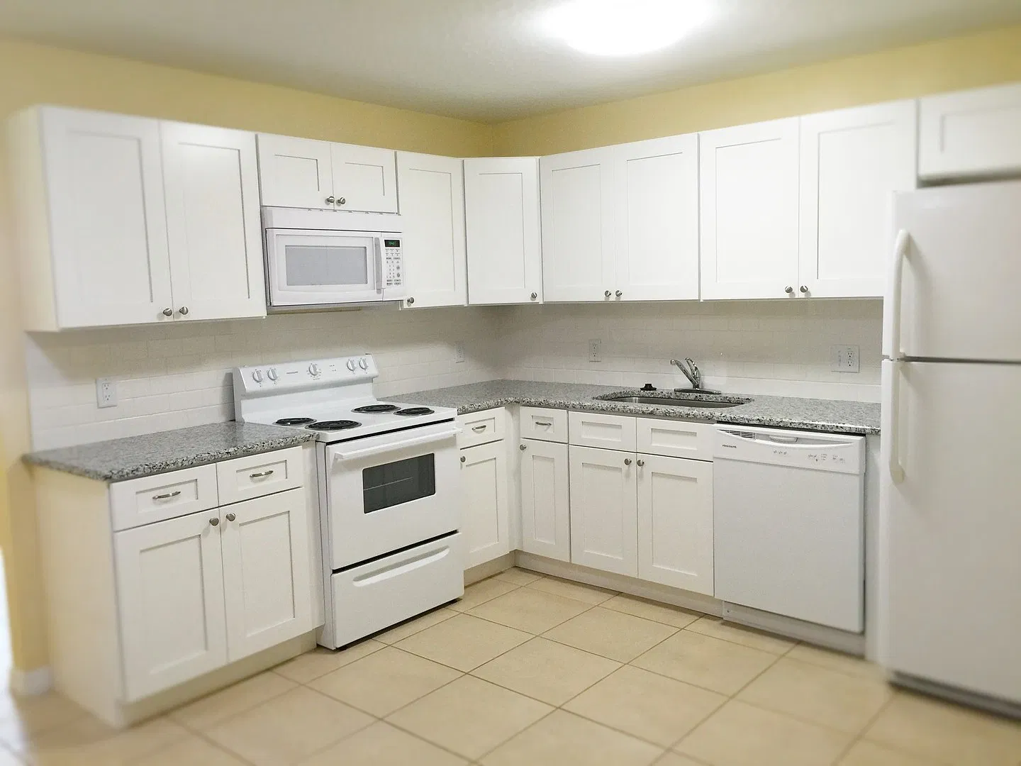 Three bedroom and two bathroom duplex -Poinciana — Photo 3