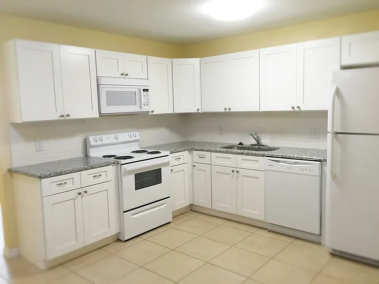 330 Dundee Dr — Photo 3