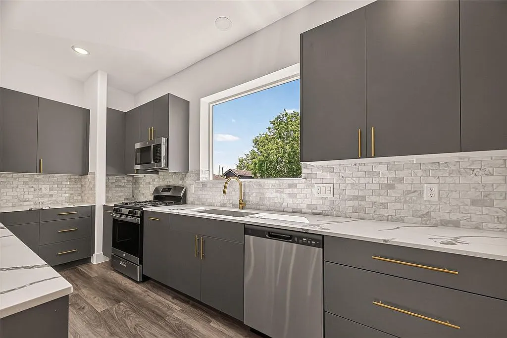 4 bed, 2212 sqft, $3,200 — Photo 2