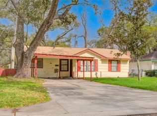 215 Cypress St, Lake Jackson, TX 77566