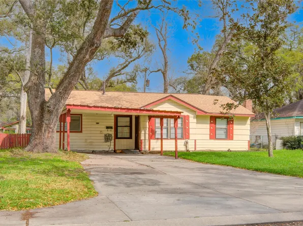 215 Cypress St, Lake Jackson, TX 77566