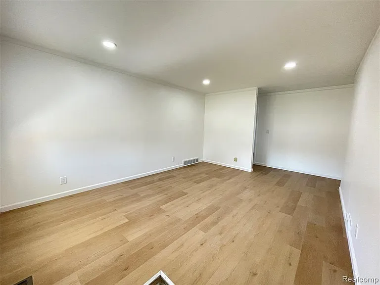 32827 Dover Ave — Photo 6