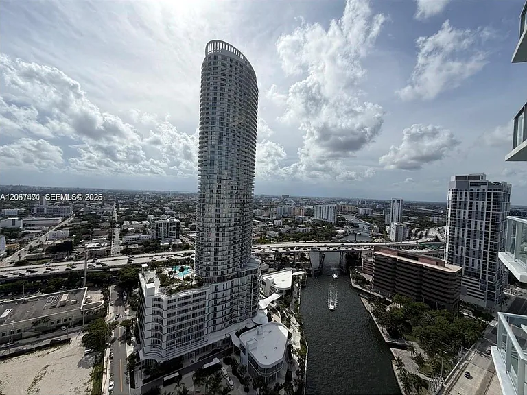 185 SW 7th St #3600 — Photo 12