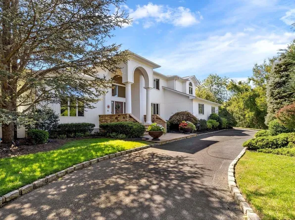 10 Grasslands Circle, Mount Sinai, NY 11766