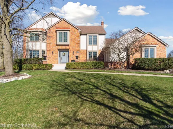 565 Tally Ho Ct, Bloomfield Hills, MI 48304