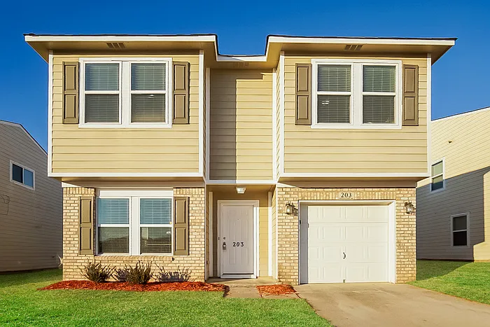 203 Whitestone Dr NE — Photo 1