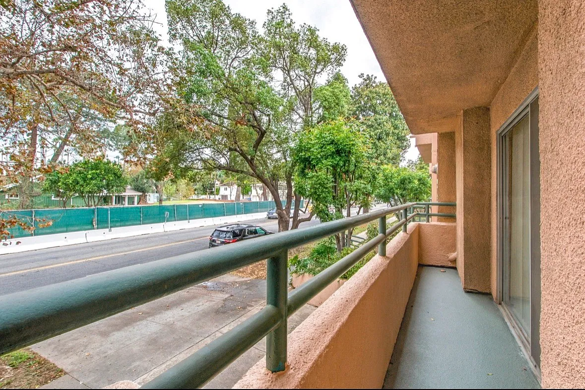 4152 Whitsett Ave — Photo 2