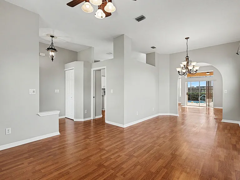 8056 Bracken Ln — Photo 2