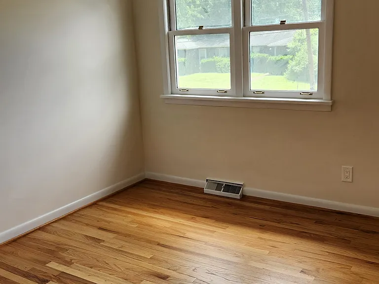 210 E North St — Photo 11
