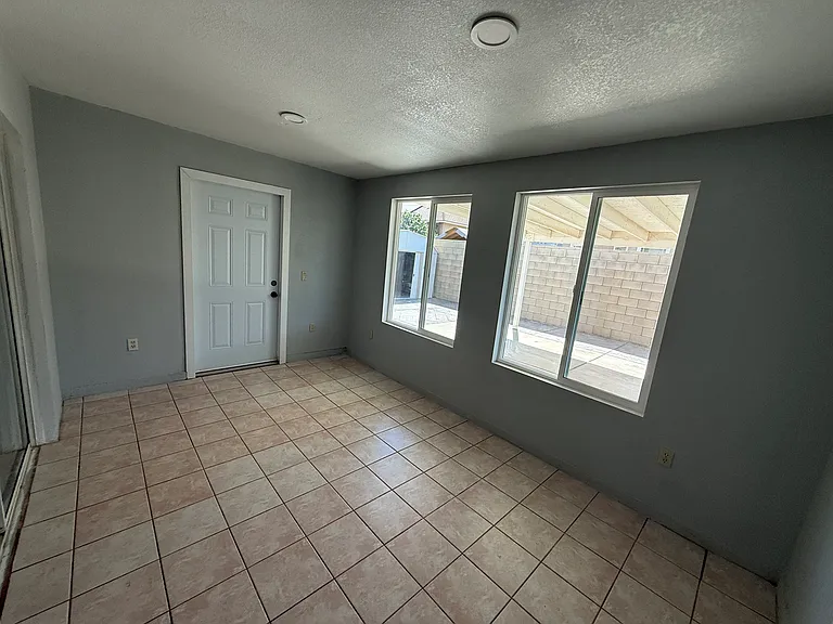 907 Elm St — Photo 39