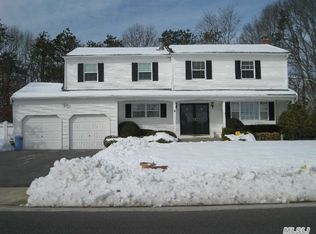 11 Niewood Dr, Ridge, NY 11961