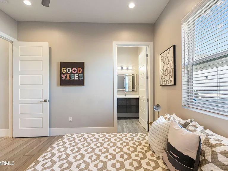 2252 E South Mountain Ave — Photo 38