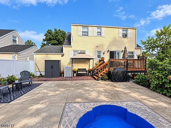 3rd image of 611 Green St