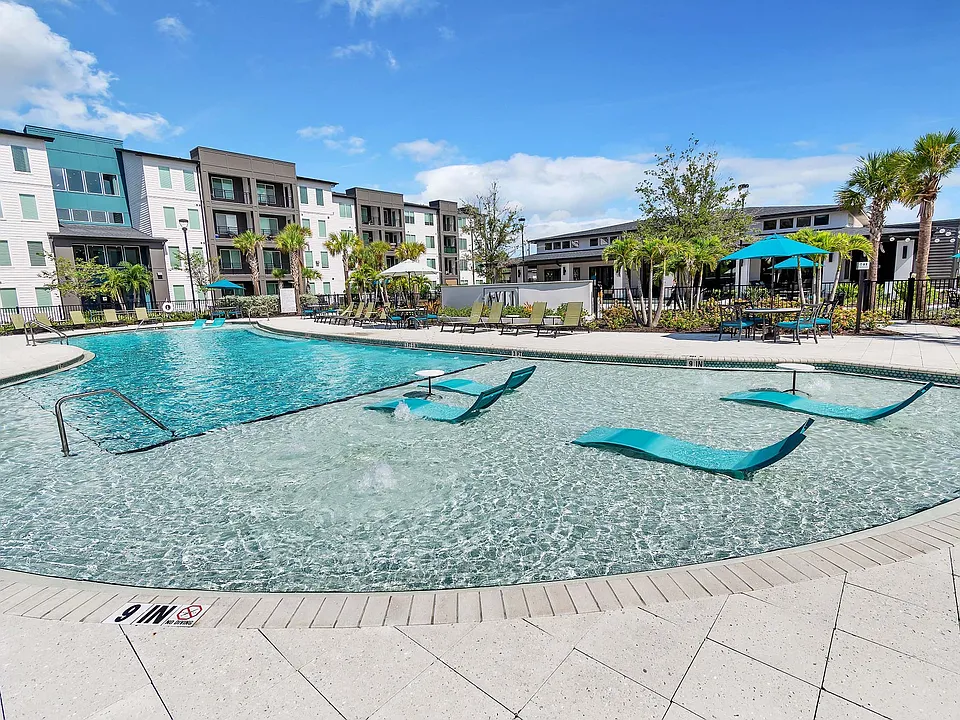 AVLI AT CROSSTOWN CENTER APARTMENTS