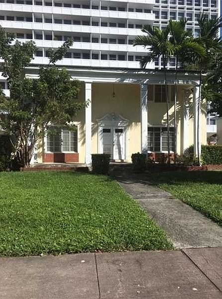 2nd image of 711 Valencia Ave
