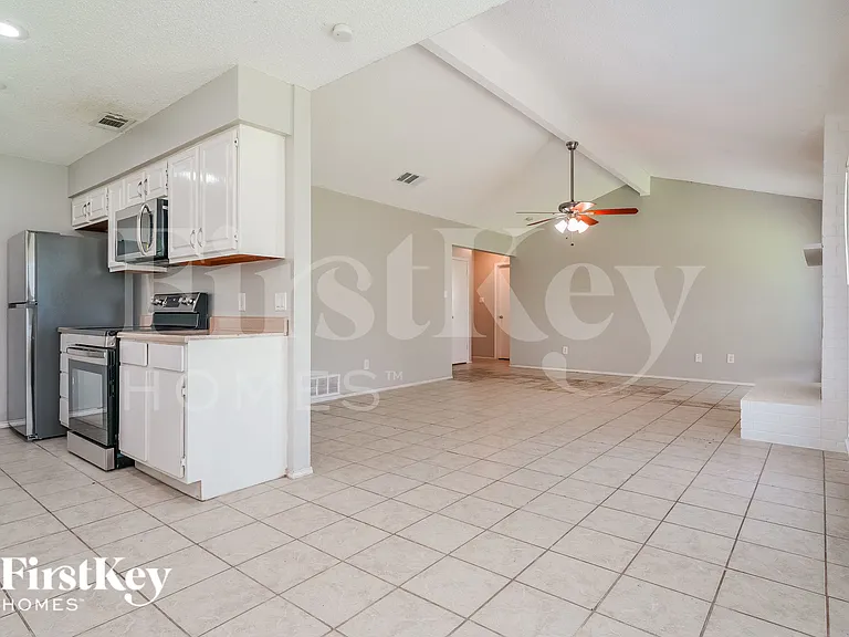 5304 Tamarack Ct — Photo 6