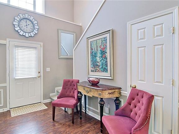 4th image of 121 Wallnut Hall Cir